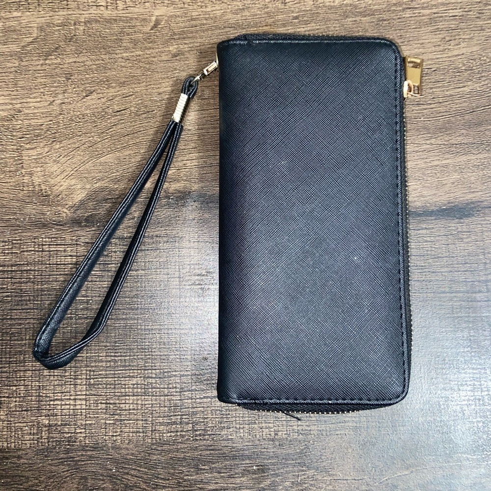 Black 7.5” wristlet